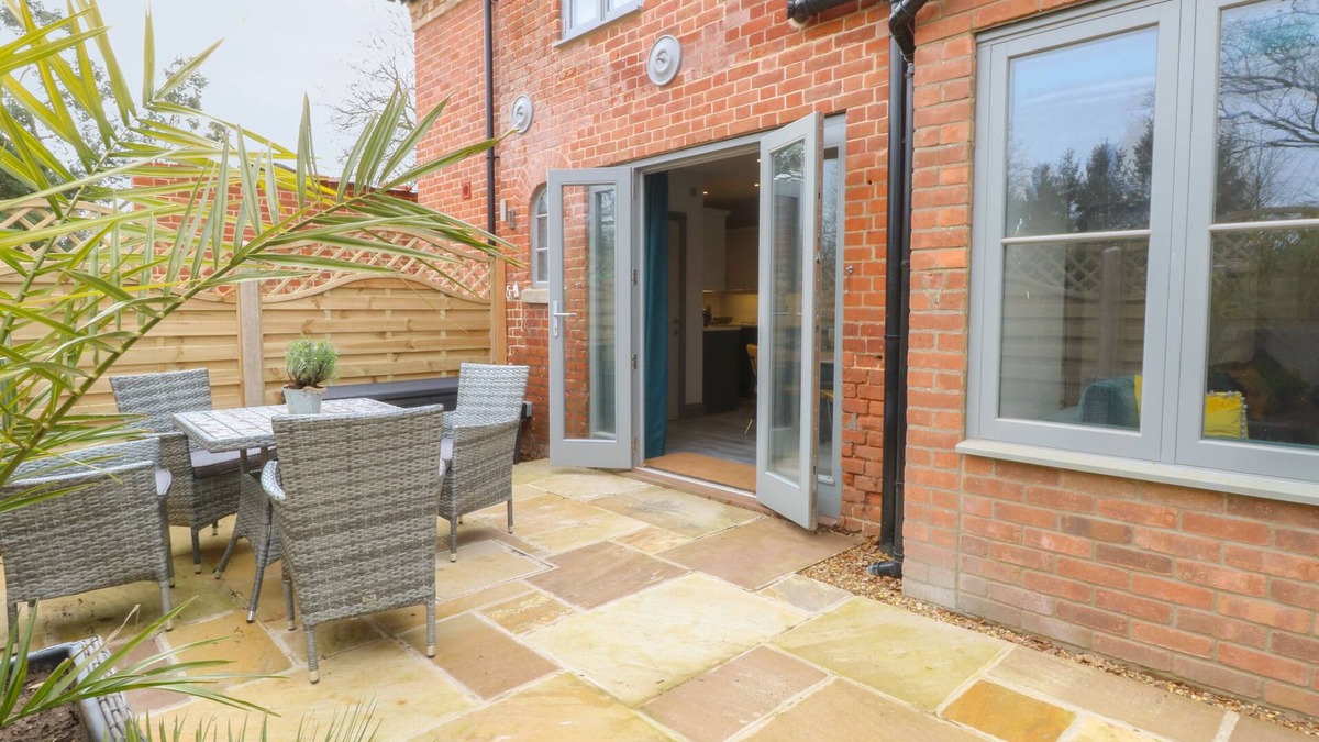Norwich Cottage | THE OLD RECTORY COACH HOUSE, family friendly in Rockland St Mary