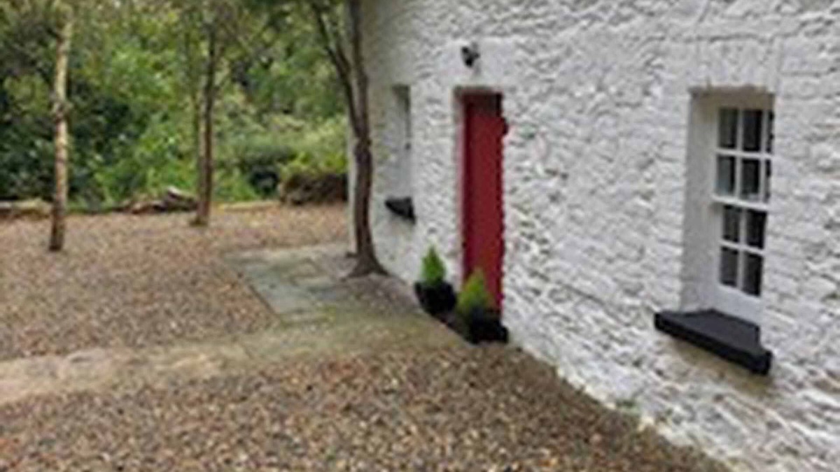 Killurin Cottage | The Old School House Killurin County Wexford - sleeps 4 guests in 2 bedrooms