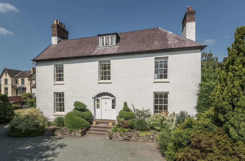 Bishops Castle House | The Old Schoolhouse and Cottage