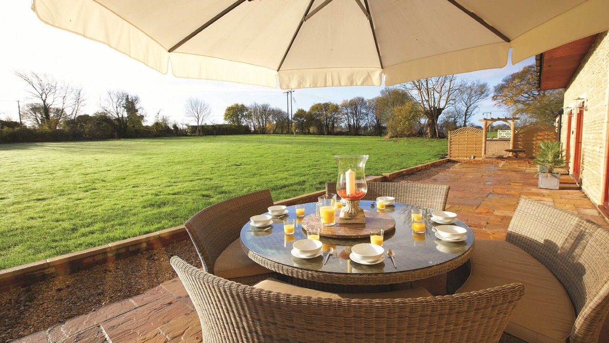 Gastard House | The Old Stables is a pretty farm cottage in Wiltshire, sleeps eight people, child friendly.