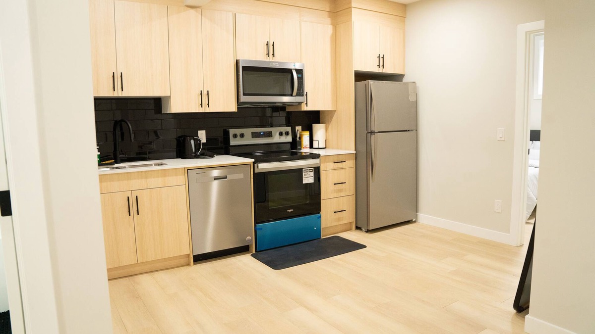 Evanston House | The Old Trafford - Stylish 2 bedroom suite | Banff | YYC Airport | U of C | SAIT