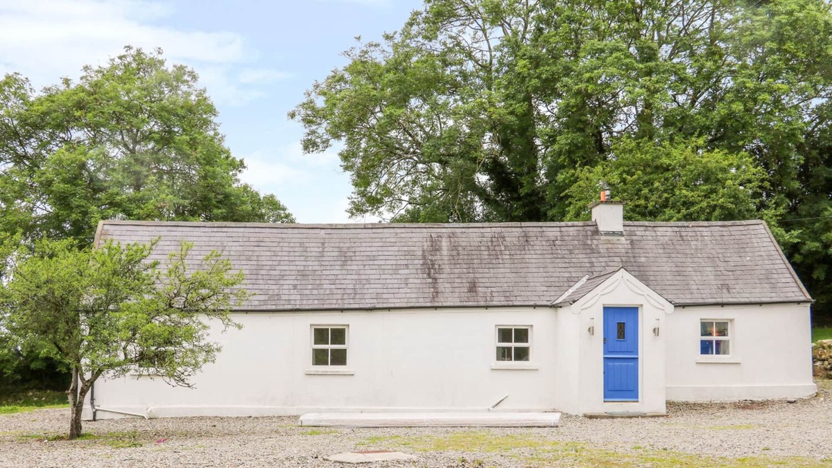 Shillelagh Cottage | THE OLD WHITE COTTAGE, pet friendly in Shillelagh, County Wicklow