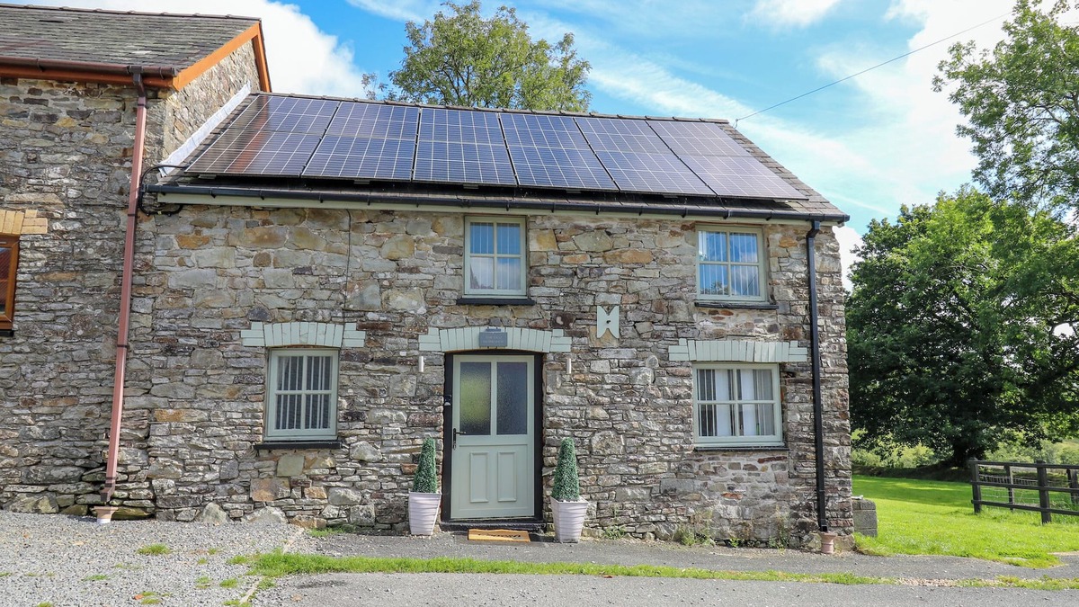 Llanybydder Cottage | THE OLD WORKSHOP, pet friendly, country holiday cottage in Lampeter