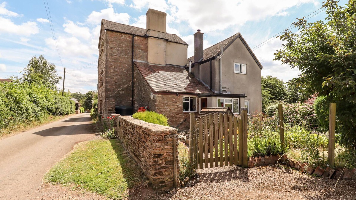 Upton Bishop Cottage | THE OLDE HOUSE, pet friendly, with open fire in Upton Bishop