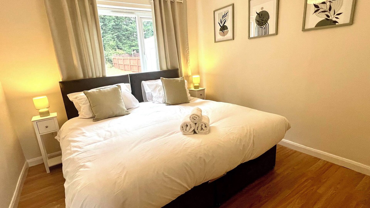 Middlesbrough House | The Olive House, 4 Bedrooms, Sleeps 8, Contractors Welcome