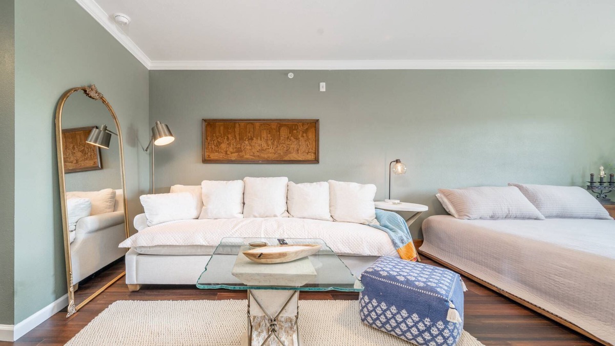 Lake Hamilton Apartment | The Olive Tree Loft: Upscale Studio w/Lake Hamilton Views, Top-Floor Privacy & Great Location