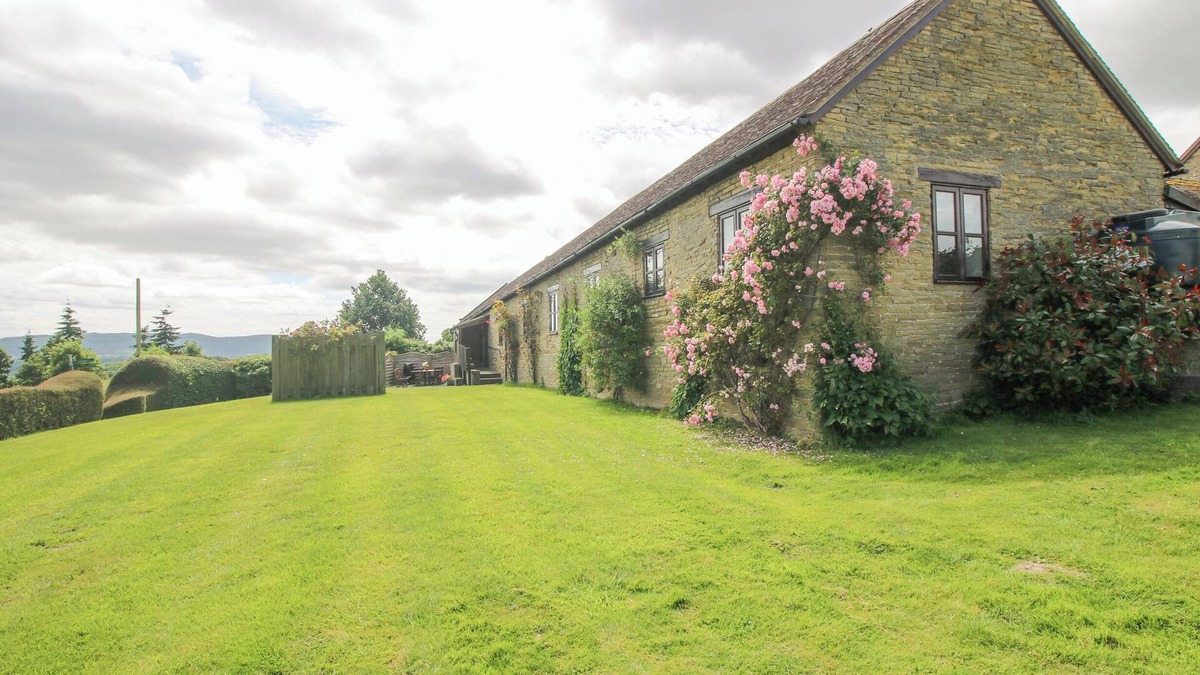 Craven Arms Cottage | THE ONIBURY, family friendly, with pool in Ludlow