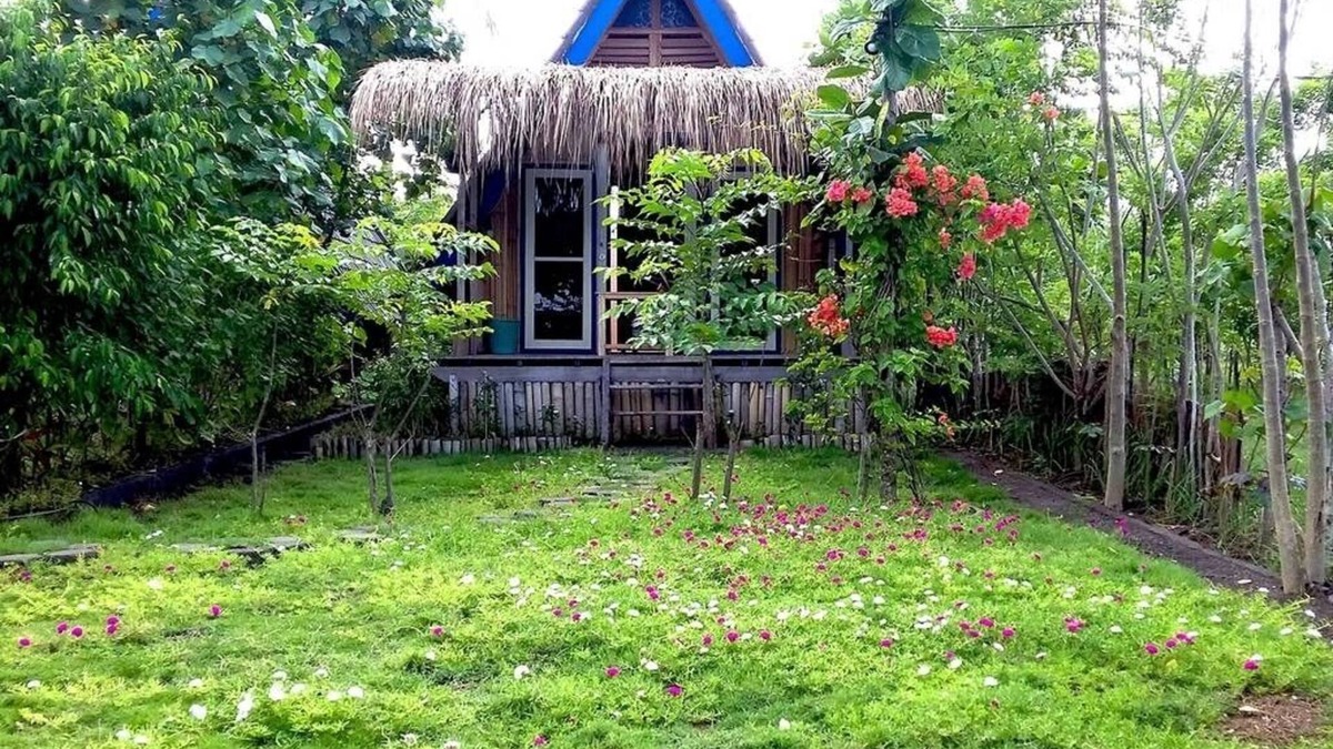 Kecamatan Lembar Cottage | The Only Beachfront Bungalow near Harbor