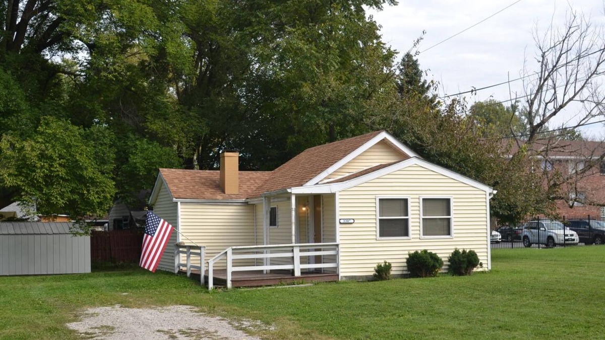 Indianapolis House | The Onyx Cottage. Very cozy and private