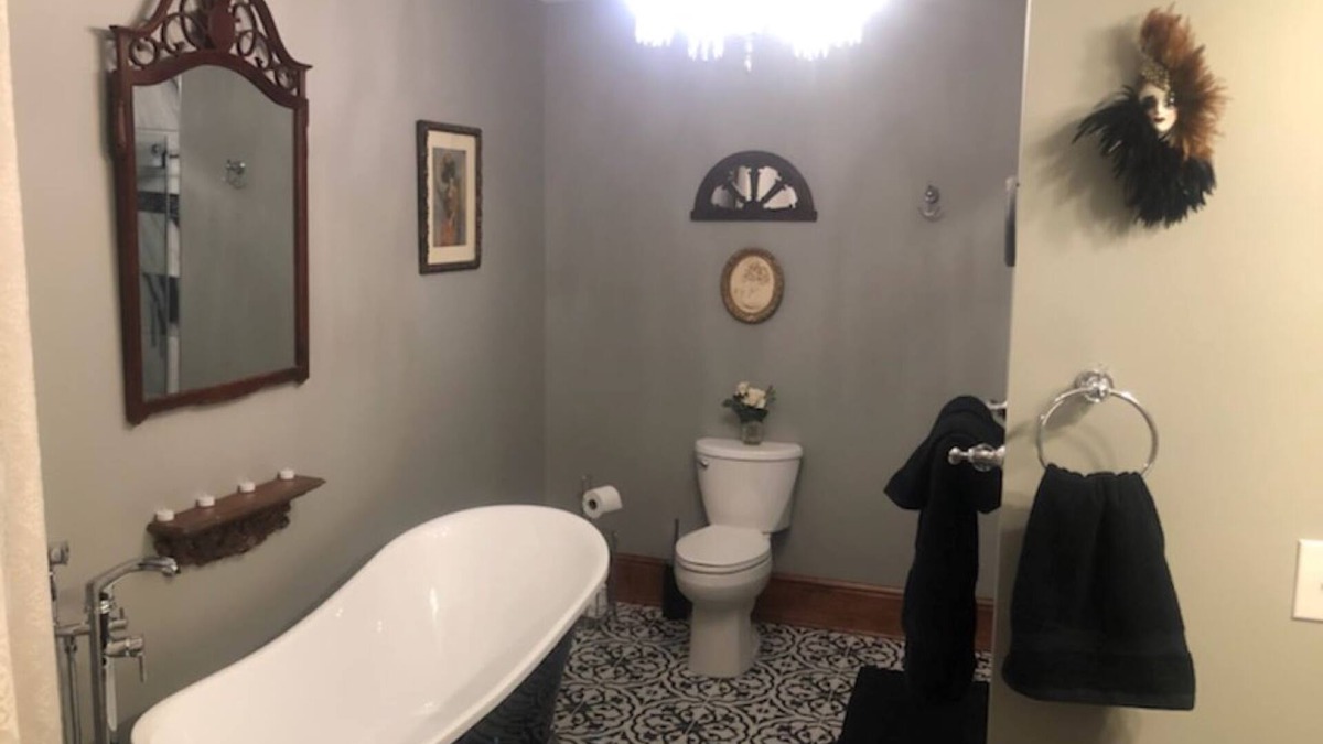 Ashfield Bed & Breakfast | THE OPERA HOUSE SUITE AT TRAILS END B&B