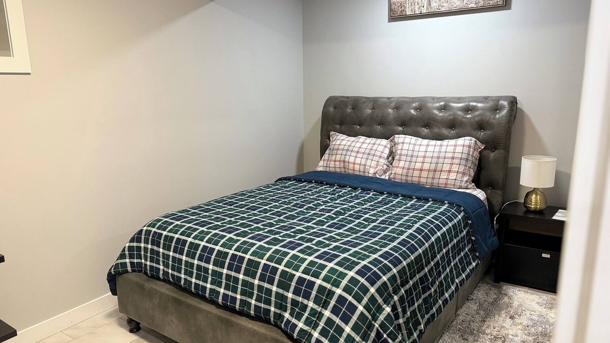Southeast Edmonton House | The Orchards Haven – Luxury Basement 2BR Suite |Chef’s Kitchen |Office |Near YEG