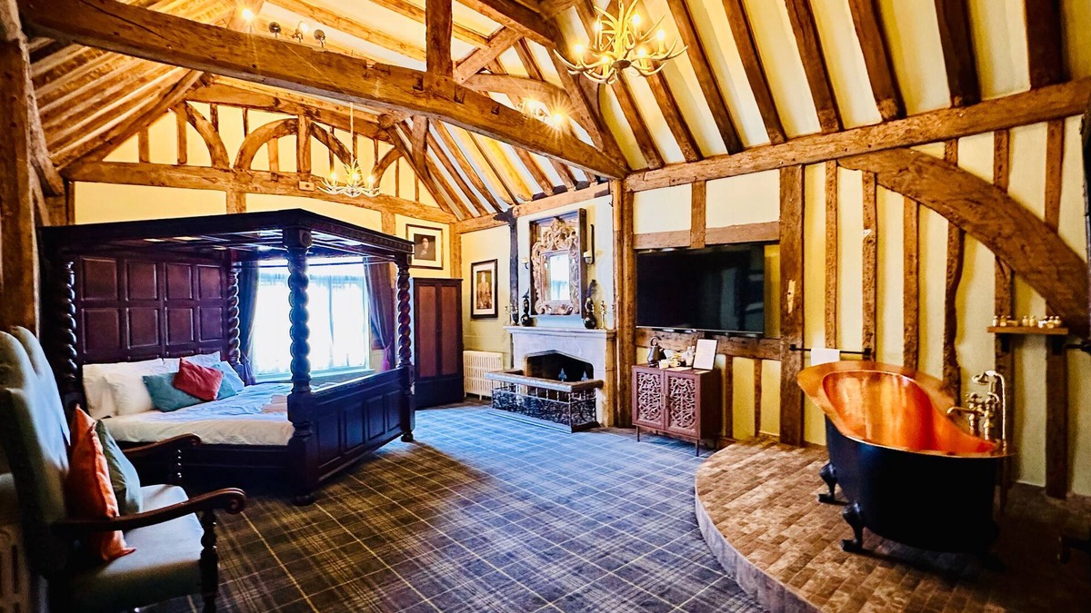 Colnbrook Hotel | The Ostrich Inn