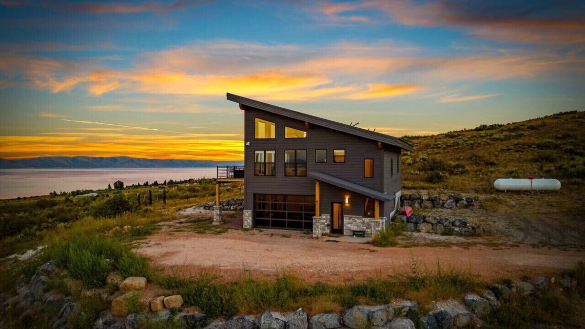 Fish Haven House | The Overlook | BBQ + Stunning Lake Views + Games