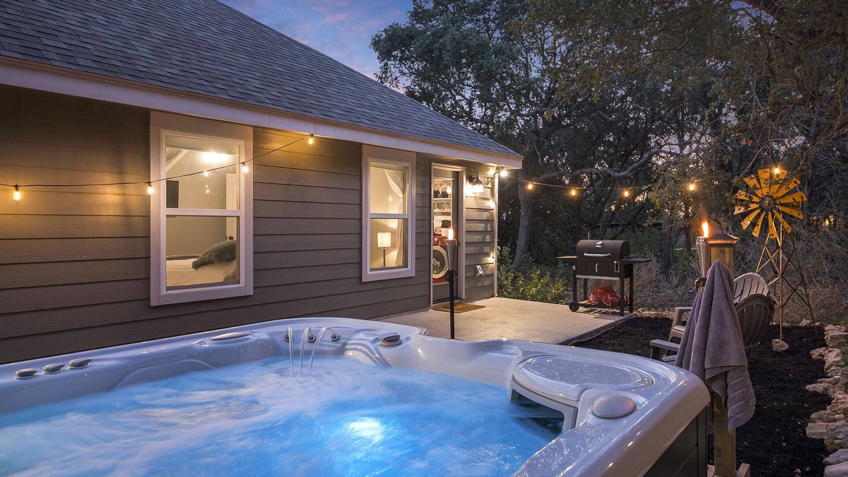 Canyon Lake Cottage | The Overlook Cottage | Serene Spa | Mini Lake View