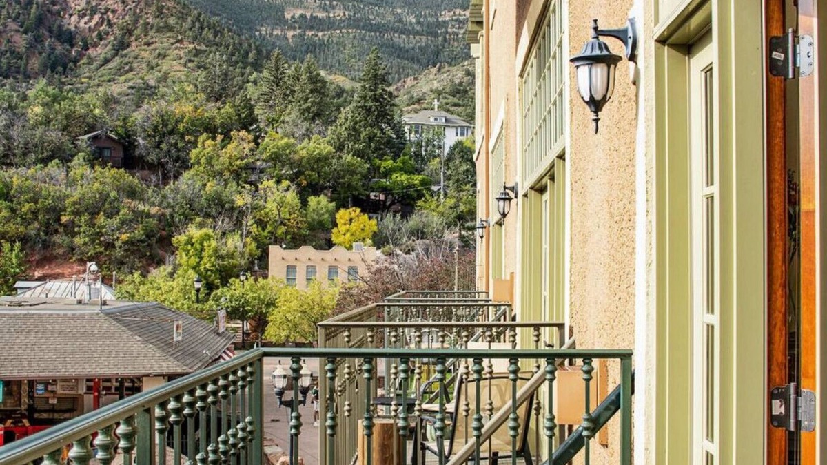 Manitou Springs Historic District Condo | The Owl's Nest @ Manitou: Mtn Views on Main Street