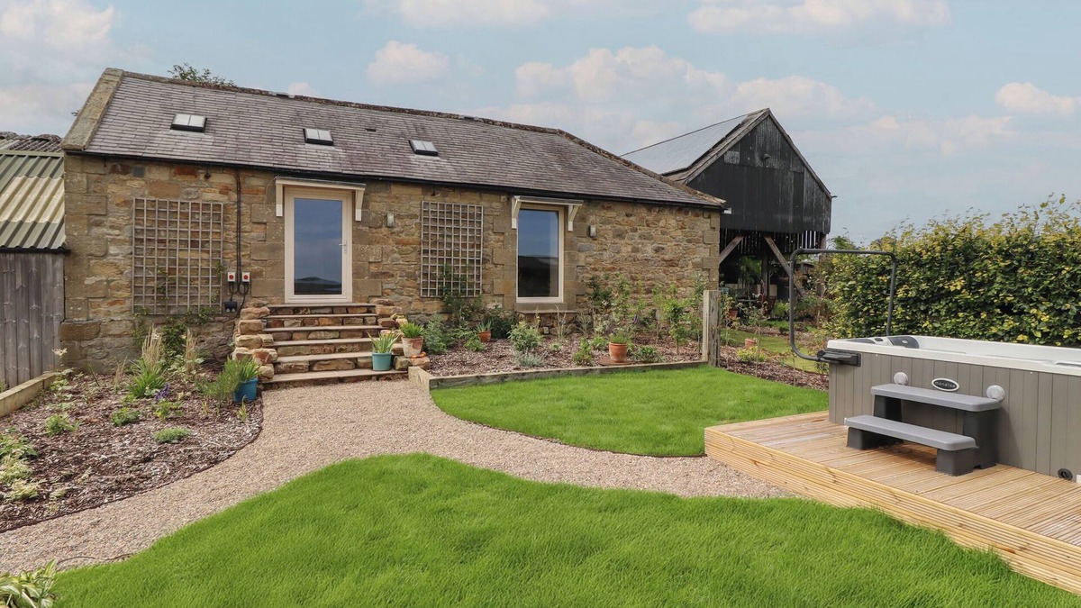 Morpeth Cottage | THE OWL'S REST, romantic, with hot tub in Rothbury