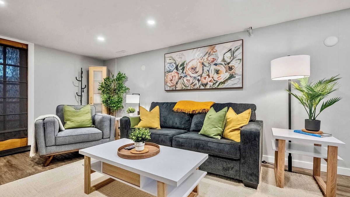 Northwest Calgary House | The Owlet PetsOK NWCalgary QueenBD PrivateSuite