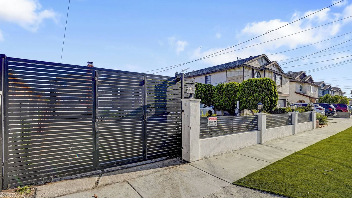 Hawthorne House | The Pacific Nest · 10min from LAX · BBQ · EV