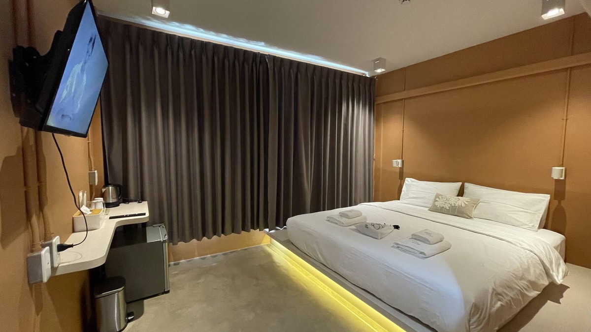 Rong Muang Hotel | The Palette Bangkok Hotel - Self check-in after 10 pm