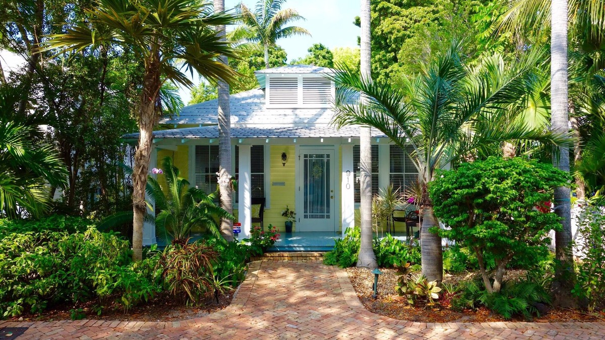 The Meadows House | The Palms -3 bedroom 2 bath home in The Meadows w/pool oasis & guest cottage