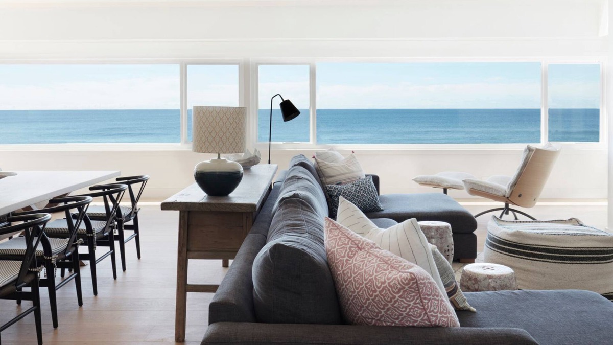 Palm Beach House | The Palms a gorgeous modern house positioned as close as you can get to beautiful palm beach.