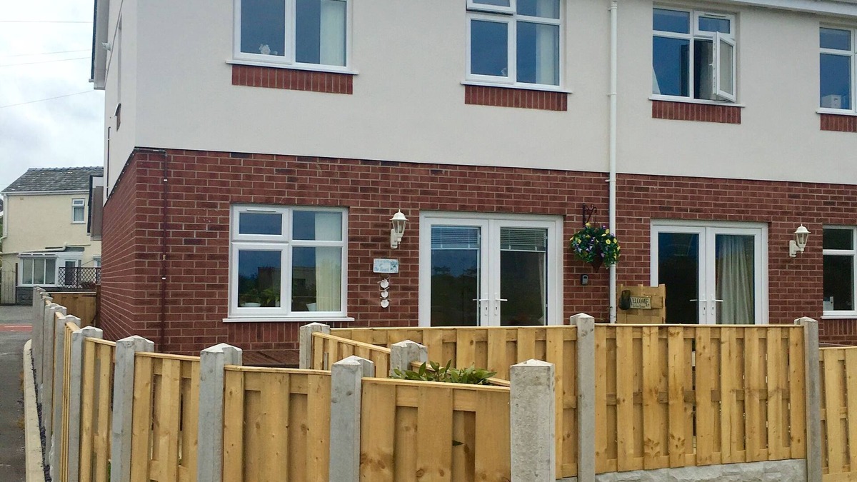 Tyn-y-Gongl House | The Palms Holiday Home Near Beautiful Benllech Beach - children and pet friendly