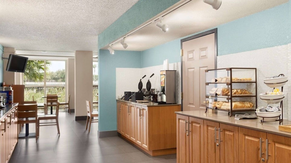Ludlam Hotel | The Palms Inn & Suites