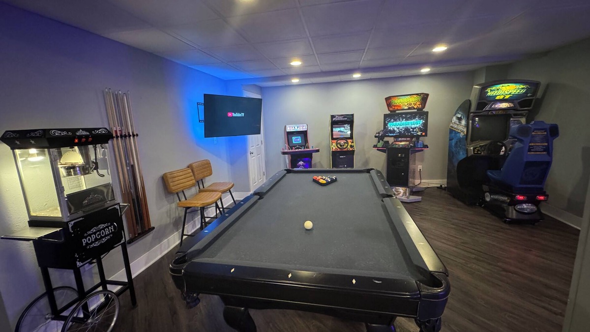Dubuque House | The Parkview House. Hot Tub, Arcade & Park!