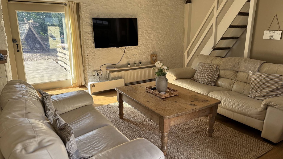 Lechlade Cottage | The Parlour Cotswolds Cottage Farm Stay With Pool