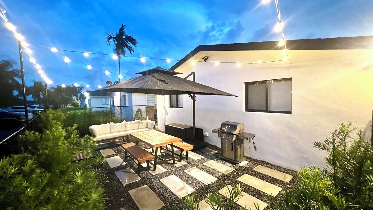 Homestead Villa | The Pass Through - Brand New 2 - 1 Modern Villa