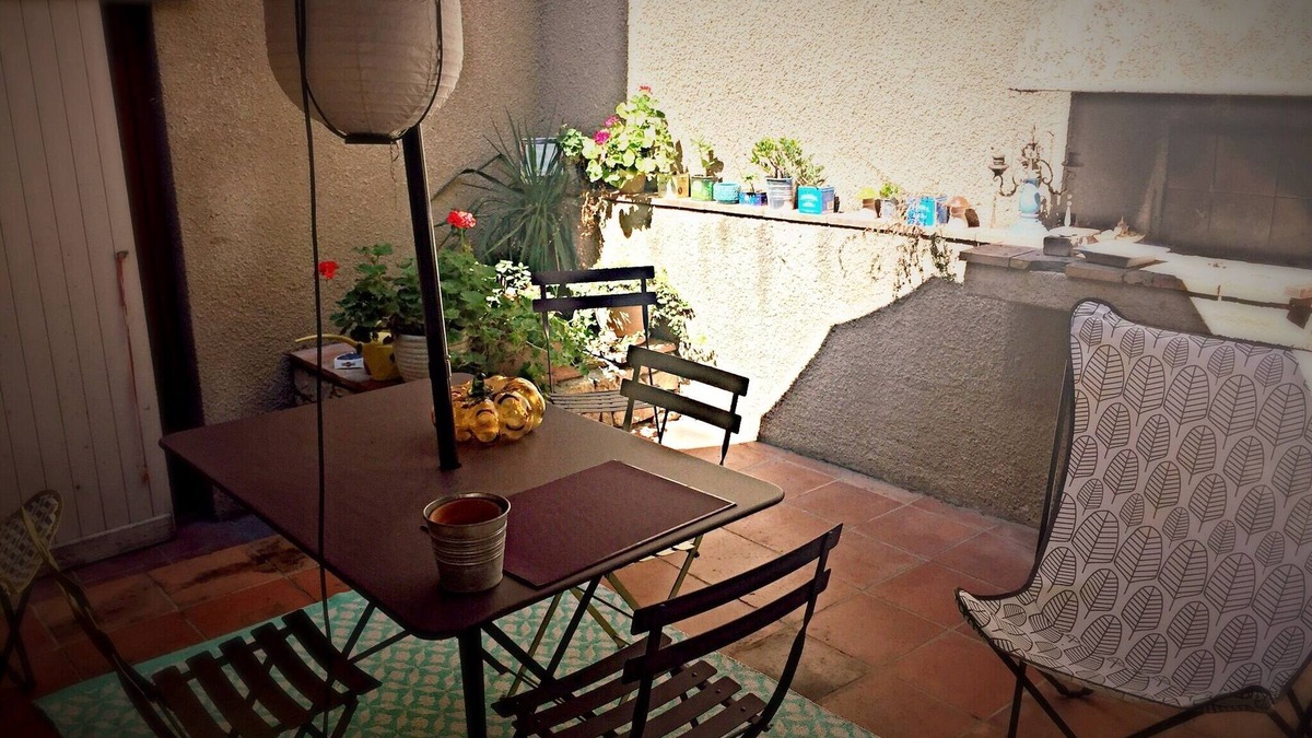 Carcassonne Apartment | "The patio Maria" At the foot of the city, apartment with interior patio.