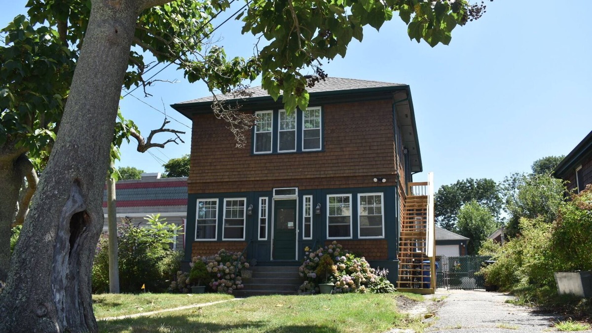 Fifth Ward Apartment | The Peaceful Puffin - 2-bedroom apartment with AC in Newport, RI