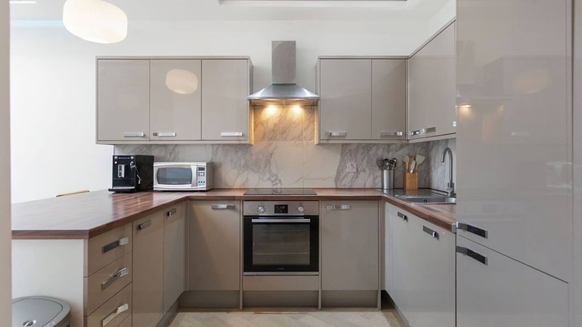 Kilburn Apartment | The Pearl - Luxury 5* Home with Park View