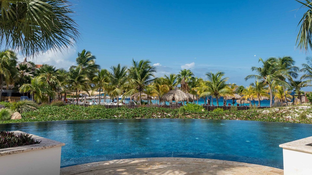 Sint Michiel Apartment | The Pearl of Blue Bay breathtaking views. Check it out for your family!