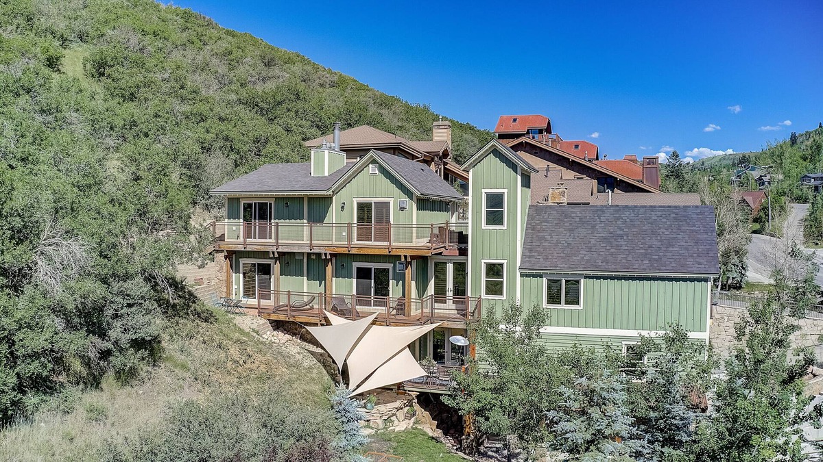 Downtown Park City Cottage | The Pearl of Park City by Avantstay Remarkable Home in Old Town w/ Hot Tub