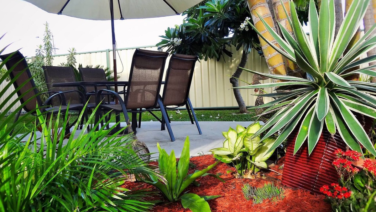 Bowen Hotel | The Pearly Shell Motel