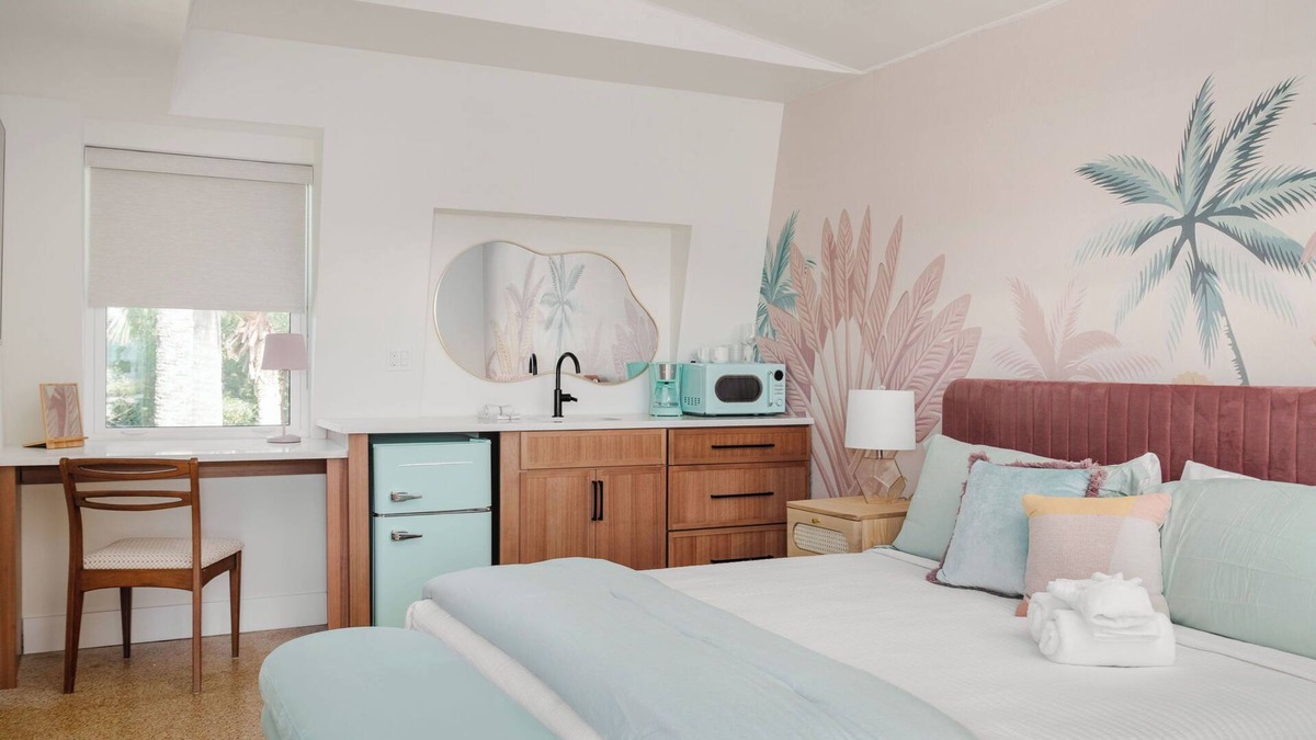 Vilano Beach Hotel | The Pelican King Studio -5 min walk to beach!