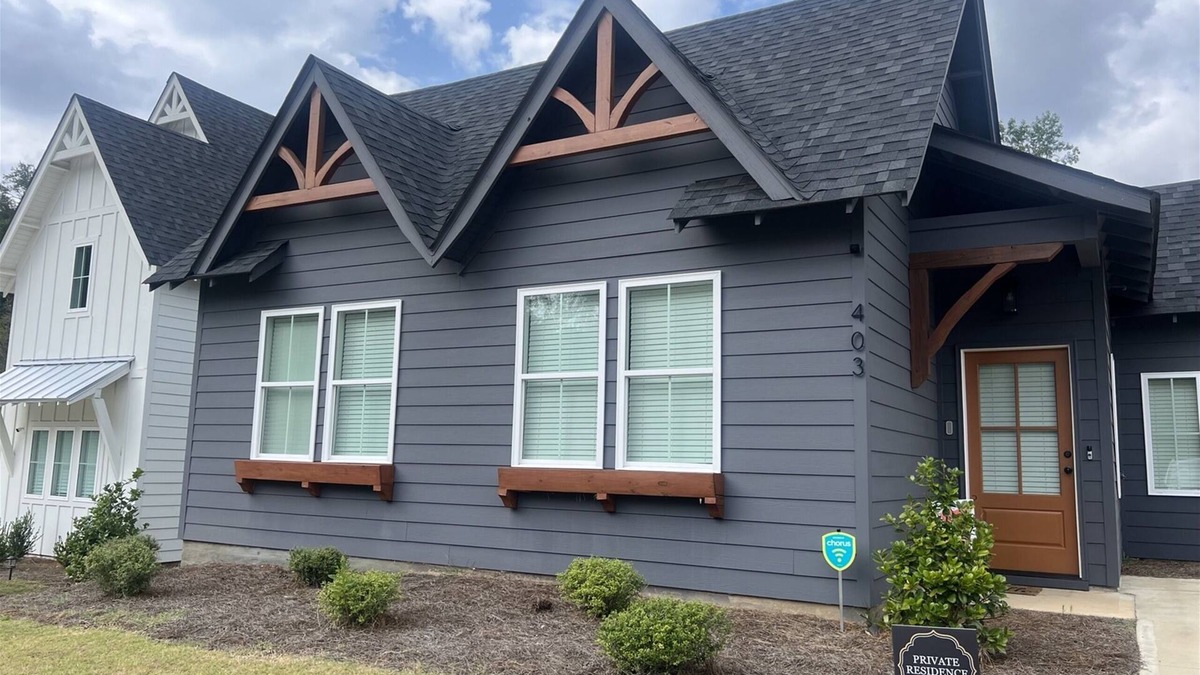 Auburn House | The Perch on Piper | 3 Bed, 2 Bath