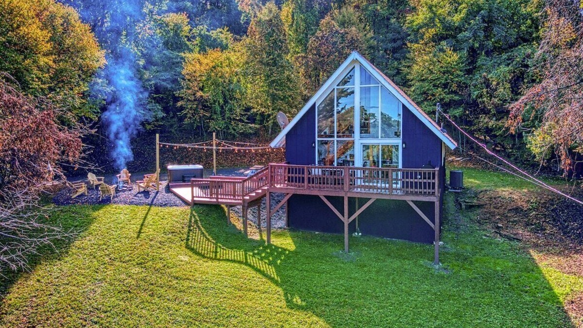 Stanley Cabin | The perfect getaway for coffee lovers & hikers with gorgeous mountain views!