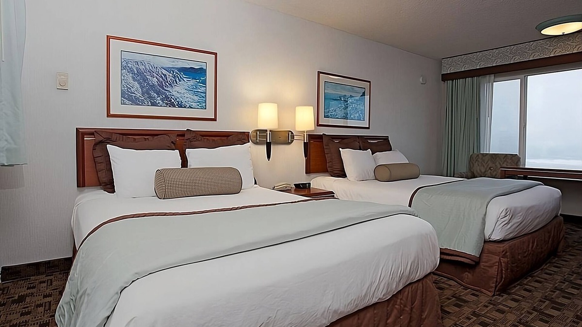 Newport Hotel | The Perfect Group Escape! 2 Modern Units, Free Parking, Pets Are Welcome!