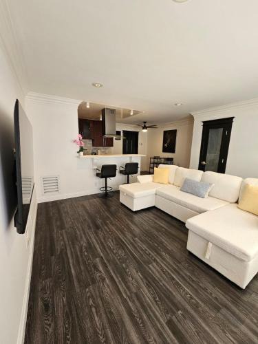 Downtown Culver City Apartment | The Perfect Home in Culver City Palms Patio and Parking