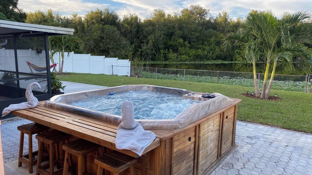 Tampa House | The perfect lake house getaway near the airport. (Guest Favorite on Airbnb)
