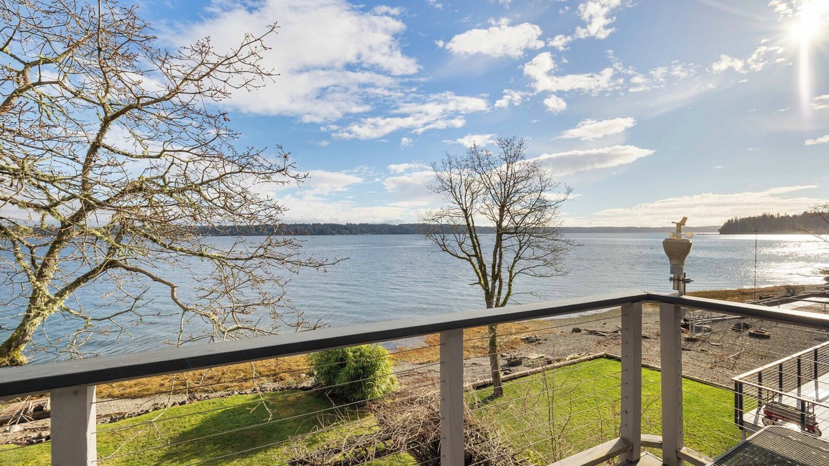 Allyn House | The perfect location for a peaceful getaway on Case Inlet in Puget Sound