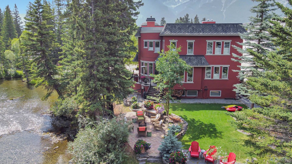 Canmore House | The perfect place for family and friends to gather for a Rocky Mountain getaway!