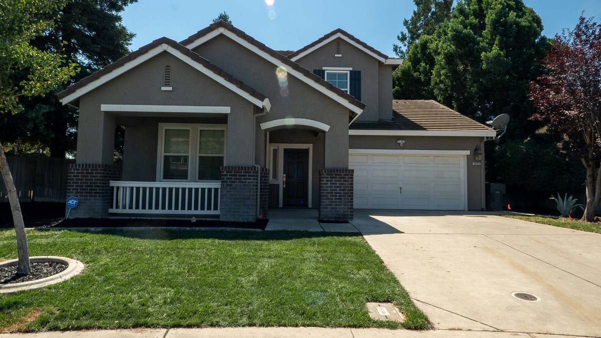 Riverbank House | The Perfect Retreat for Comfort and Style at this 5 Bedroom House!