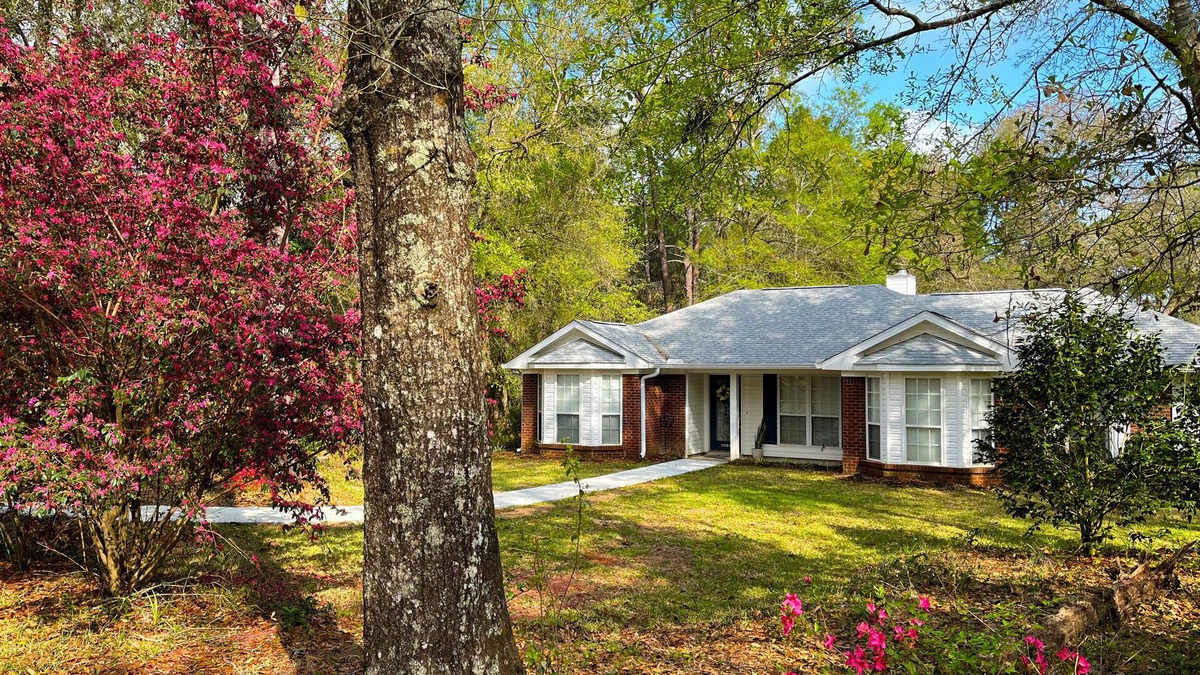 Fairhope House | The perfect retreat! Tucked away on a private lane, 15min to downtown Fairhope.