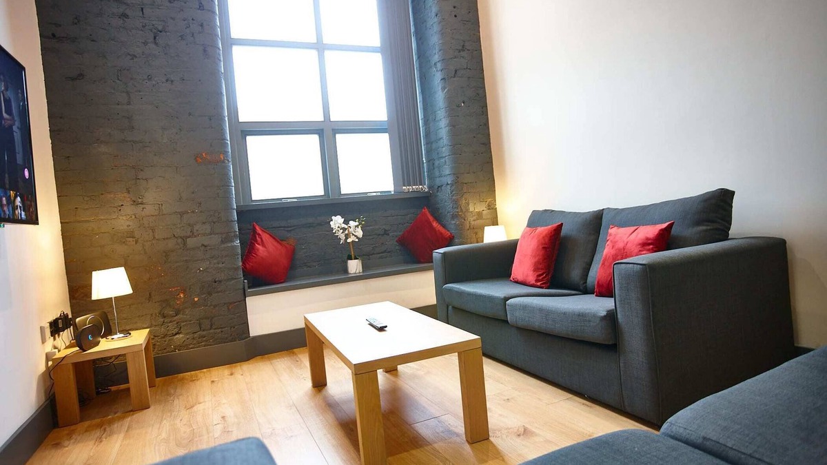 Manchester Apartment | The Peridot Suite Sum