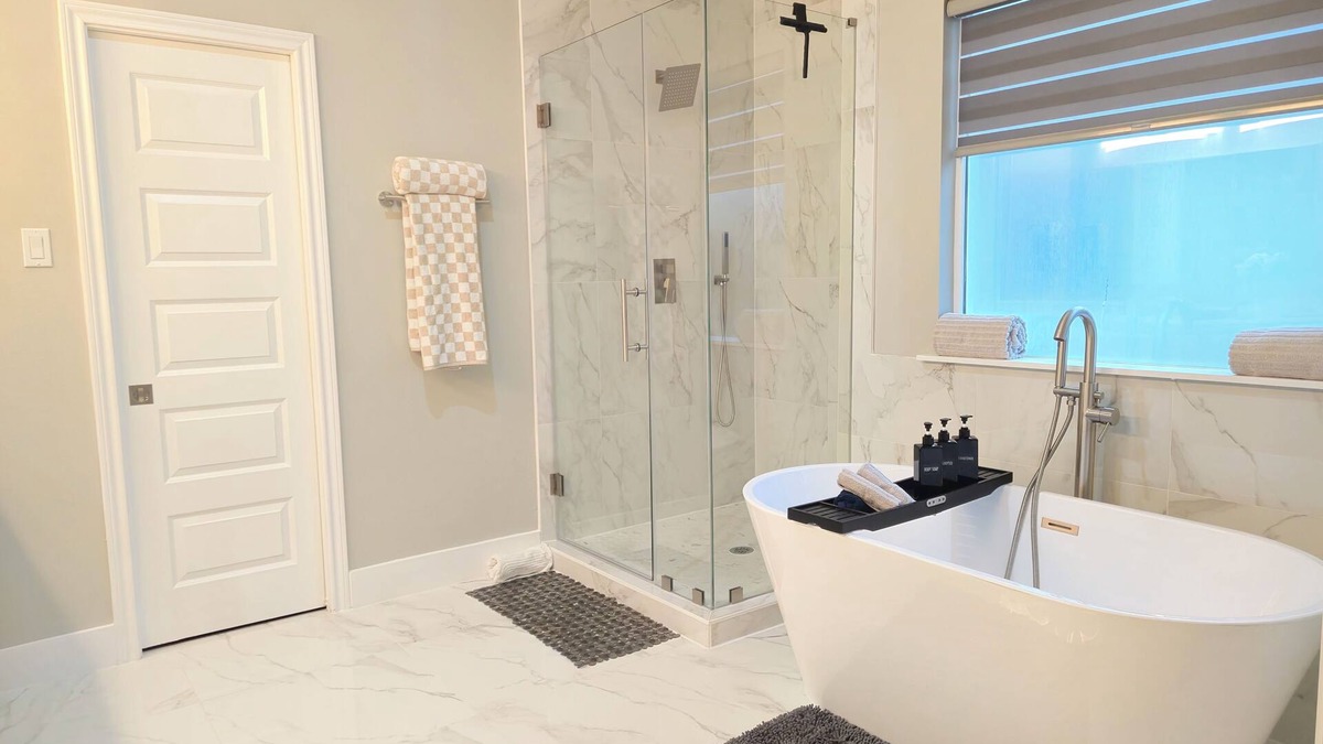 Southeast Houston House | The Pershing PadCentral location, 3BR , Sleeps 10, Huge backyard, Outdoor Games
