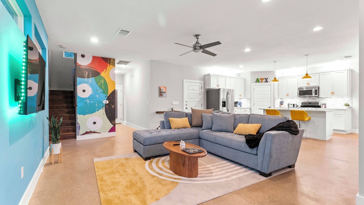Chestnut House | The Pet Friendly Austin Art Haus. 7 mins from DT and UT. Walk to Bars and Eats!