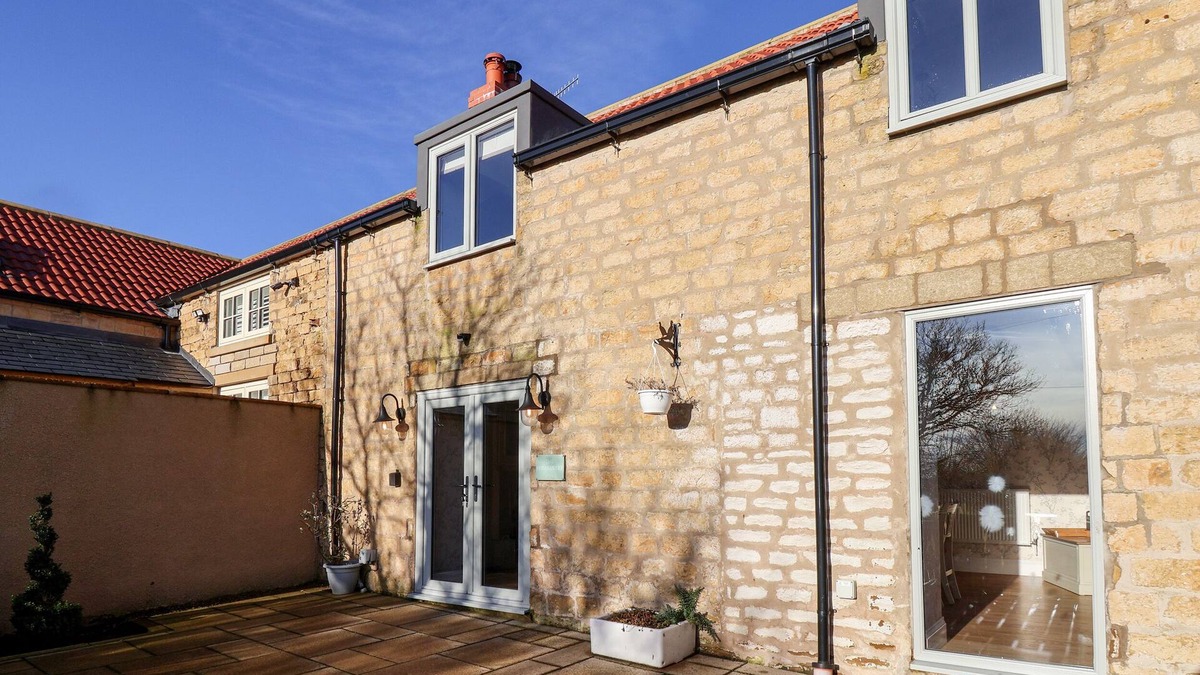 Scarborough Cottage | THE PHEASANTRY, pet friendly, with hot tub in Seamer, North Yorkshire